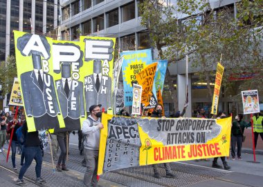 San Francisco, CA - 12 Kasım 2023: APEC toplantısını protesto eden katılımcılar, Filistin yanlısı protestocular da savaşı protesto ediyor. Market Caddesi 'nde yürüyoruz.