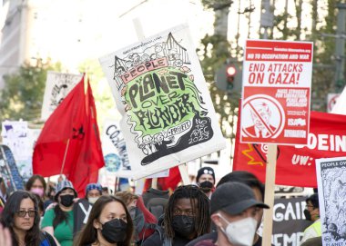 San Francisco, CA - 12 Kasım 2023: APEC toplantısını protesto eden katılımcılar, Filistin yanlısı protestocular da savaşı protesto ediyor. Market Caddesi 'nde yürüyoruz.