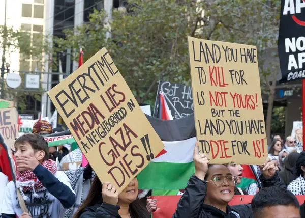 San Francisco, CA - 12 Kasım 2023: APEC toplantısını protesto eden katılımcılar, Filistin yanlısı protestocular da savaşı protesto ediyor. Market Caddesi 'nde yürüyoruz.