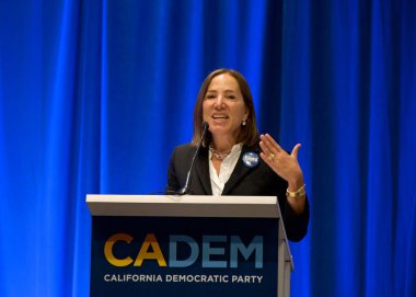 Sacramento, CA - 17 Kasım 2023: Vali Yardımcısı Eleni Kounalakis, Sacramento Kongre Merkezi 'nde düzenlenen Kadın Kurultayında konuşma yaptı..