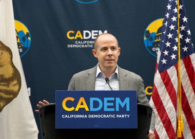 Sacramento, CA - 17 Kasım 2023: Demokrat Parti Genel Başkanı Rusty Hicks, CADEM Kabul Etkinliği 'nde yaptığı konuşmada.