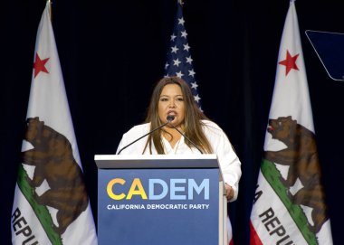 Sacramento, CA - 18 Kasım 2023: CADEM Genel Kurultayı 'nda konuşan Başkan Yardımcısı Raquel William.