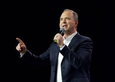 Sacramento, CA - 18 Kasım 2023: Adam Schiff Cumartesi öğleden sonra CADEM Genel Oturum Aday Görüşmeleri 'nde konuşma yapacak.