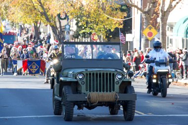 Benicia, CA - 9 Aralık 2023: Geleneksel Benicia Noel Geçit Töreni 'ne katılanlar, yerel bando grupları, dansçılar ve beklenen Noel Baba.