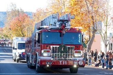 Benicia, CA - 9 Aralık 2023: Geleneksel Benicia Noel Geçit Töreni 'ne katılanlar, yerel bando grupları, dansçılar ve beklenen Noel Baba.