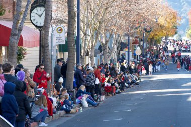 Benicia, CA - 9 Aralık 2023: Geleneksel Benicia Noel Geçidi için izleyiciler, yerel bando grupları, dansçılar ve beklenen Noel Baba 'nın yer aldığı caddede kuyruğa girdiler..