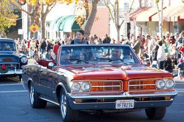 Benicia, CA - 9 Aralık 2023: Geleneksel Benicia Noel Geçit Töreni 'ne katılanlar, yerel bando grupları, dansçılar ve beklenen Noel Baba.