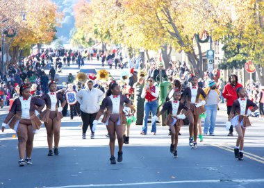 Benicia, CA - 9 Aralık 2023: Geleneksel Benicia Noel Geçit Töreni 'ne katılanlar, yerel bando grupları, dansçılar ve beklenen Noel Baba.