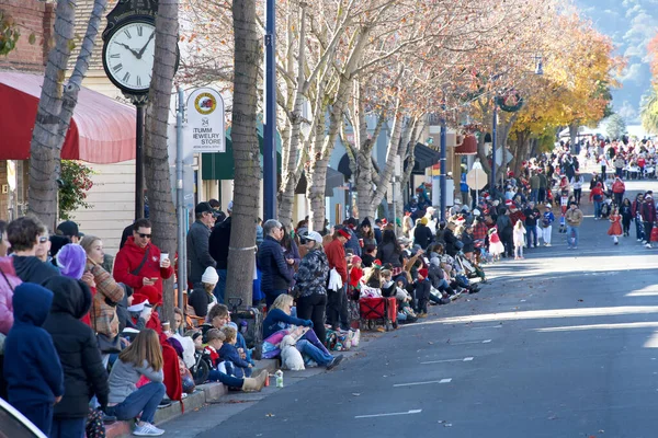 カリフォルニア州ベニア 2023年12月9日 観客は毎年恒例のベニシアクリスマスパレードのために通りを走り 地元の行進バンド ダンサー そして大いに期待されたサンタクロースをフィーチャーします ロイヤリティフリーのストック画像