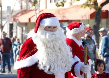 Benicia, CA - 9 Aralık 2023: Geleneksel Benicia Noel Geçit Töreni 'ne katılanlar, yerel bando grupları, dansçılar ve beklenen Noel Baba.