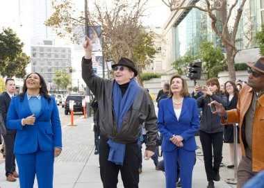 San Francisco, CA - 15 Aralık 2023: Londra Breed ve Nancy Pelosi ile birlikte müzik direktörü Michael Tilson Thomas 'ın sokak anma töreninde.