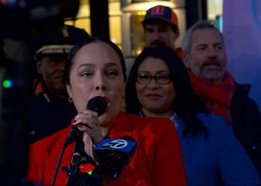 San Francisco, CA - 15 Aralık 2023: Marissa Patel, Union Square 'de Maliye ve Operasyonlar Kış Yürüyüşü Kurdele Kesme Töreni' nde konuşan kıdemli başkan yardımcısı.