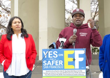 San Francisco, CA - 6 Ocak 2024: Londra Belediye Başkanı Scott Wiener, Japonya 'da kampanya açılışında yaptığı konuşmada seçmenleri C tedbirlerine evet oyu vermeye çağırdı..