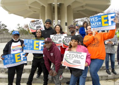 San Francisco, CA - 6 Ocak 2024: Londra Belediye Başkanı Scott Wiener, Japonya 'da kampanya açılışında yaptığı konuşmada seçmenleri C tedbirlerine evet oyu vermeye çağırdı..