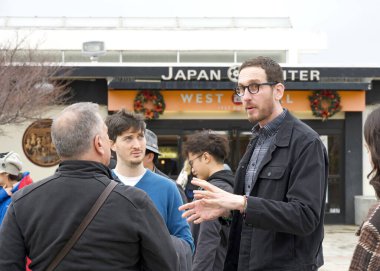 San Francisco, CA - 6 Ocak 2024: Londra Belediye Başkanı Scott Wiener, Japonya 'da kampanya açılışında yaptığı konuşmada seçmenleri C tedbirlerine evet oyu vermeye çağırdı..