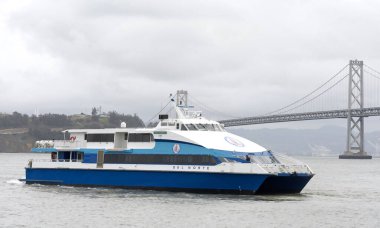 San Francisco, CA - 6 Ocak 2024: Golden Gate Ferry DEL NORTE Feribot Binası 'ndan kalkıyor..