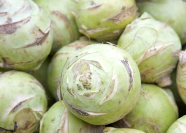 Alman şalgam lahanası ya da şalgam lahanası olarak da bilinen Kohlrabi kazığına yakından bakın, iki yıllık bir sebze, düşük, şişman bir yaban lahanası tarlası. Farmer 's Market' te satılık.