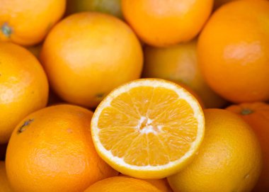 Taze organik bütün göbek portakallarını markette satılık bir sandıkla kapatıyoruz. Gösteriş için ikiye bölünmüş bir meyve.