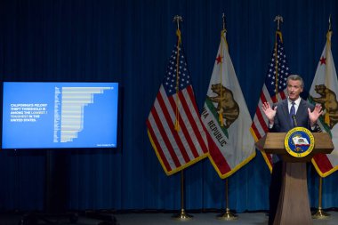 Sacramento, CA - 10 Ocak 2024: Vali Gavin Newsom 2024-25 arası eyalette önerisini sunuyor ve muhabirlerin sorularını yanıtlıyor. İstatistik tarafından listelenen penatlies hırsızlığı
