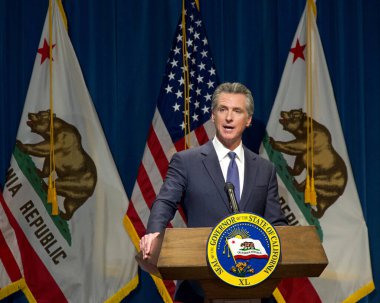 Sacramento, CA - 10 Ocak 2024: Vali Gavin Newsom 2024-25 arası eyalette önerisini sunuyor ve tartışıyor ve gazetecilerin sorularını yanıtlıyor.