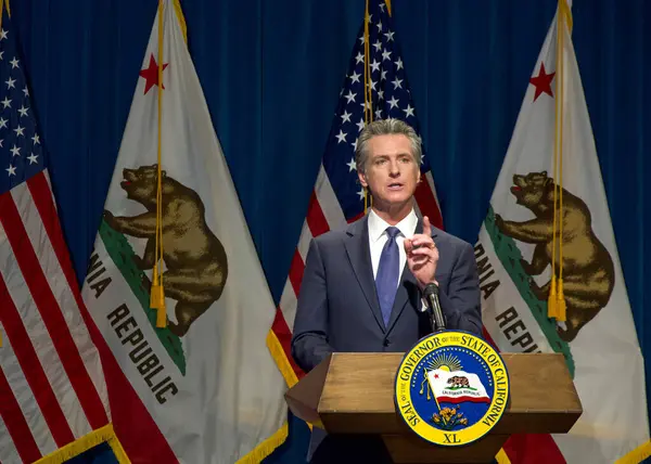 Sacramento, CA - 10 Ocak 2024: Vali Gavin Newsom 2024-25 arası eyalette önerisini sunuyor ve tartışıyor ve gazetecilerin sorularını yanıtlıyor.