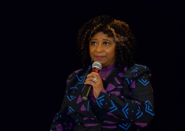 Oakland, CA - 13 Ocak 2024: Bölge Savcısı Pamela Price, Asya Kültür Merkezi 'nde Direniş Birliği ile ilgili topluluk üyelerine sesleniyor. Ortak bağ, onları ayıran tüm farklılıklardan daha güçlüdür..