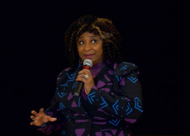 Oakland, CA - 13 Ocak 2024: Bölge Savcısı Pamela Price, Asya Kültür Merkezi 'nde Direniş Birliği ile ilgili topluluk üyelerine sesleniyor. Ortak bağ, onları ayıran tüm farklılıklardan daha güçlüdür..