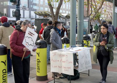 San Francisco, CA - 15 Ocak 2024: Oy pusulası dilekçesi veren gönüllüler, Martin Luther King yürüyüşüne katılanlardan yürüyüşlerinden önce Caltrain İstasyonu 'nda imza atmalarını istedi.