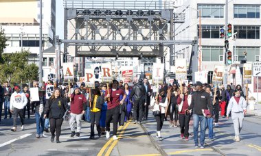 San Francisco, CA - 15 Ocak 2024: Martin Luther King Yürüyüşü katılımcıları Caltrain İstasyonu 'ndan 4. Cadde' ye, oradan 3. Cadde 'ye, oradan da Yerba Buena Bahçesi' ne doğru yürüyorlar.