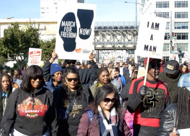 San Francisco, CA - 15 Ocak 2024: Martin Luther King Yürüyüşü katılımcıları Caltrain İstasyonu 'ndan 4. Cadde' ye, oradan 3. Cadde 'ye, oradan da Yerba Buena Bahçesi' ne doğru yürüyorlar.