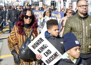 San Francisco, CA - 15 Ocak 2024: Martin Luther King Yürüyüşü katılımcıları Caltrain İstasyonu 'ndan 4. Cadde' ye, oradan 3. Cadde 'ye, oradan da Yerba Buena Bahçesi' ne doğru yürüyorlar.