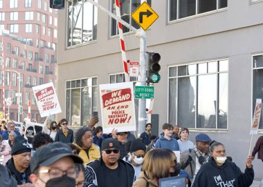 San Francisco, CA - 15 Ocak 2024: Martin Luther King Yürüyüşü katılımcıları Caltrain İstasyonu 'ndan 4. Cadde' ye, oradan 3. Cadde 'ye, oradan da Yerba Buena Bahçesi' ne doğru yürüyorlar.