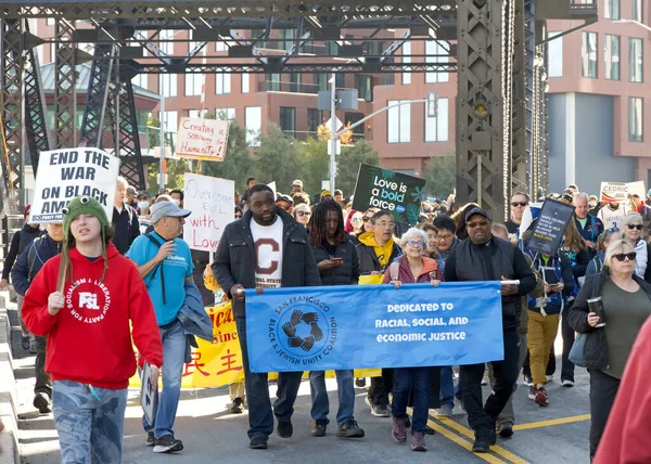 San Francisco, CA - 15 Ocak 2024: Martin Luther King Yürüyüşü katılımcıları Caltrain İstasyonu 'ndan 4. Cadde' ye, oradan 3. Cadde 'ye, oradan da Yerba Buena Bahçesi' ne doğru yürüyorlar.