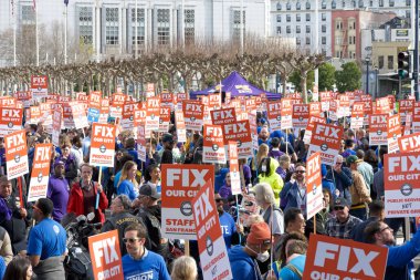 San Francisco, CA - 17 Ocak 2024: 1.000 'den fazla San Francisco Belediye Binası önünde işçi hakları mitingi için çalışan var. 