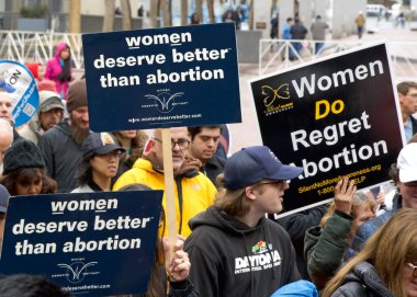 San Francisco, CA - 20 Ocak 2024: Her yıl düzenlenen Yaşam Yürüyüşü 'ne binlerce katılımcı, yaşam karşıtı işaretler ve pankartlar taşıyor, Embarcadero' ya doğru Market Caddesi 'nden aşağı yürüyor