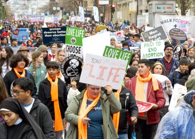 San Francisco, CA - 20 Ocak 2024: Her yıl düzenlenen Yaşam Yürüyüşü 'ne binlerce katılımcı, yaşam karşıtı işaretler ve pankartlar taşıyor, Embarcadero' ya doğru Market Caddesi 'nden aşağı yürüyor