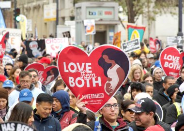 San Francisco, CA - 20 Ocak 2024: Her yıl düzenlenen Yaşam Yürüyüşü 'ne binlerce katılımcı, yaşam karşıtı işaretler ve pankartlar taşıyor, Embarcadero' ya doğru Market Caddesi 'nden aşağı yürüyor