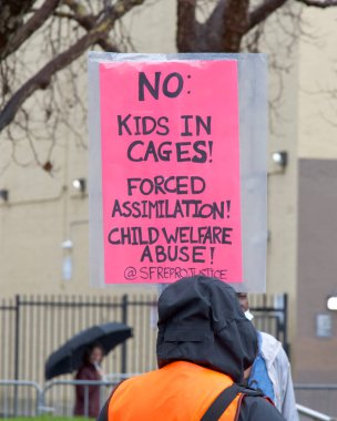 San Francisco, CA - 20 Ocak 2024: Sayaç Protestocular, her yıl düzenlenen Yaşam Yürüyüşü 