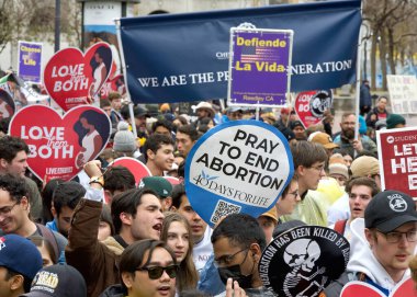 San Francisco, CA - 20 Ocak 2024: Her yıl düzenlenen Yaşam Yürüyüşü 'ne binlerce katılımcı, yaşam karşıtı işaretler ve pankartlar taşıyor, Embarcadero' ya doğru Market Caddesi 'nden aşağı yürüyor