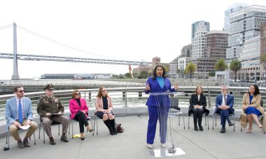 San Francisco, CA - 26 Ocak 2024: Belediye Başkanı London Breed, liman kentleri boyunca deniz seviyesinin yükselmesini önleme amaçlı su baskını çalışmaları ve sel tedbirleri hakkında konuşuyor.