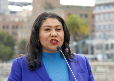 San Francisco, CA - 26 Ocak 2024: Belediye Başkanı London Breed, kentin kıyı şeridi boyunca yükselen deniz seviyesine yönelik su baskını çalışmaları ve sel tedbirleri hakkında konuşuyor.