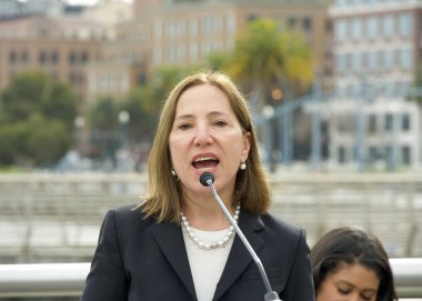 San Francisco, CA - 26 Ocak 2024: Vali Yardımcısı Eleni Kounalakis, kentin liman kıyısı boyunca yükselen deniz seviyesine yönelik su baskını çalışmaları ve sel tedbirlerinden bahsediyor.