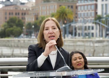San Francisco, CA - 26 Ocak 2024: Vali Yardımcısı Eleni Kounalakis, liman kentleri boyunca deniz seviyesinin yükselmesini önleme amaçlı su baskını çalışmaları ve sel tedbirleri hakkında konuştu.