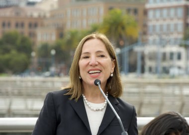 San Francisco, CA - 26 Ocak 2024: Vali Yardımcısı Eleni Kounalakis, liman kentleri boyunca deniz seviyesinin yükselmesini önleme amaçlı su baskını çalışmaları ve sel tedbirleri hakkında konuştu.