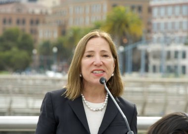 San Francisco, CA - 26 Ocak 2024: Vali Yardımcısı Eleni Kounalakis, liman kentleri boyunca deniz seviyesinin yükselmesini önleme amaçlı su baskını çalışmaları ve sel tedbirleri hakkında konuştu.