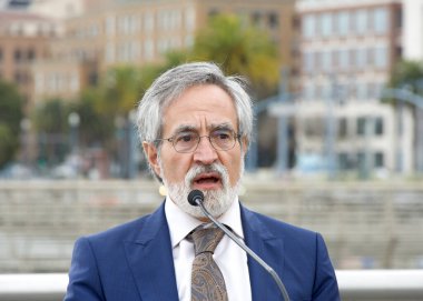 San Francisco, CA - 26 Ocak 2024: Denetmen Aaron Peskin, liman kenti boyunca deniz seviyesinin yükselmesini önlemek için yapılan sel ve taşkın çalışmalarından bahsediyor. 