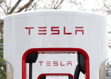 Hayward, CA - 26 Ocak 2024: Tesla Supercharger istasyonunda yakın çekim. Süperşarj istasyonları Tesla arabalarının bir saat içinde kanalda hızlı şarj olmasına izin veriyor..