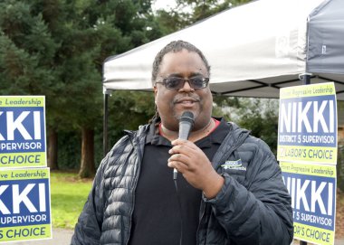 Oakland, CA - 27 Ocak 2024: Keith Brown, Alameda İşçi Konseyi Başkanı, Nikki Fortunato Bas 'ın kampanya açılışında yaptığı konuşmada, 5. Bölge Denetmenliği için onu destekledi.