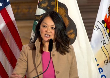 San Francisco, CA - 31 Ocak 2024: Belediye Yöneticisi Carmen Chu, Körfez Kürtaj Hakları Koalisyonu 'nun birinci yıldönümü için basın toplantısında konuşma yaptı.