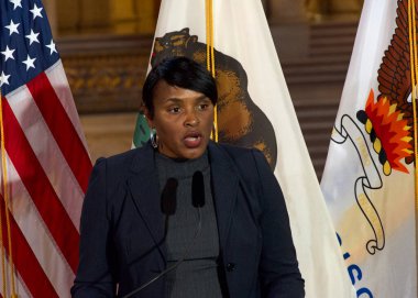 San Francisco, CA - 31 Ocak 2024: Kimberly Ellis, Kadın Statüsü Bölümü Müdürü, Körfez Kürtaj Hakları Koalisyonu 'nun birinci yıldönümü için basın toplantısında konuşma yaptı.